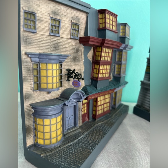 Enesco Wizarding World HARRY POTTER DIAGON ALLEY LIGHT UP BOOKENDS 6008334 NEW - Picture 9 of 11